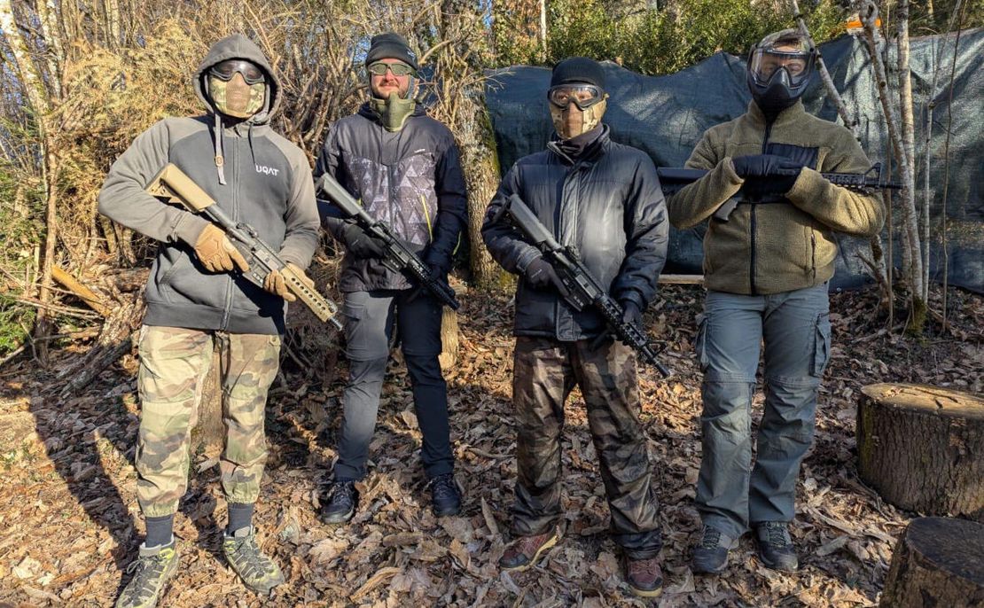 Joueur airsoft occasionnel équipé pour une partie à l'ARI près de Lyon